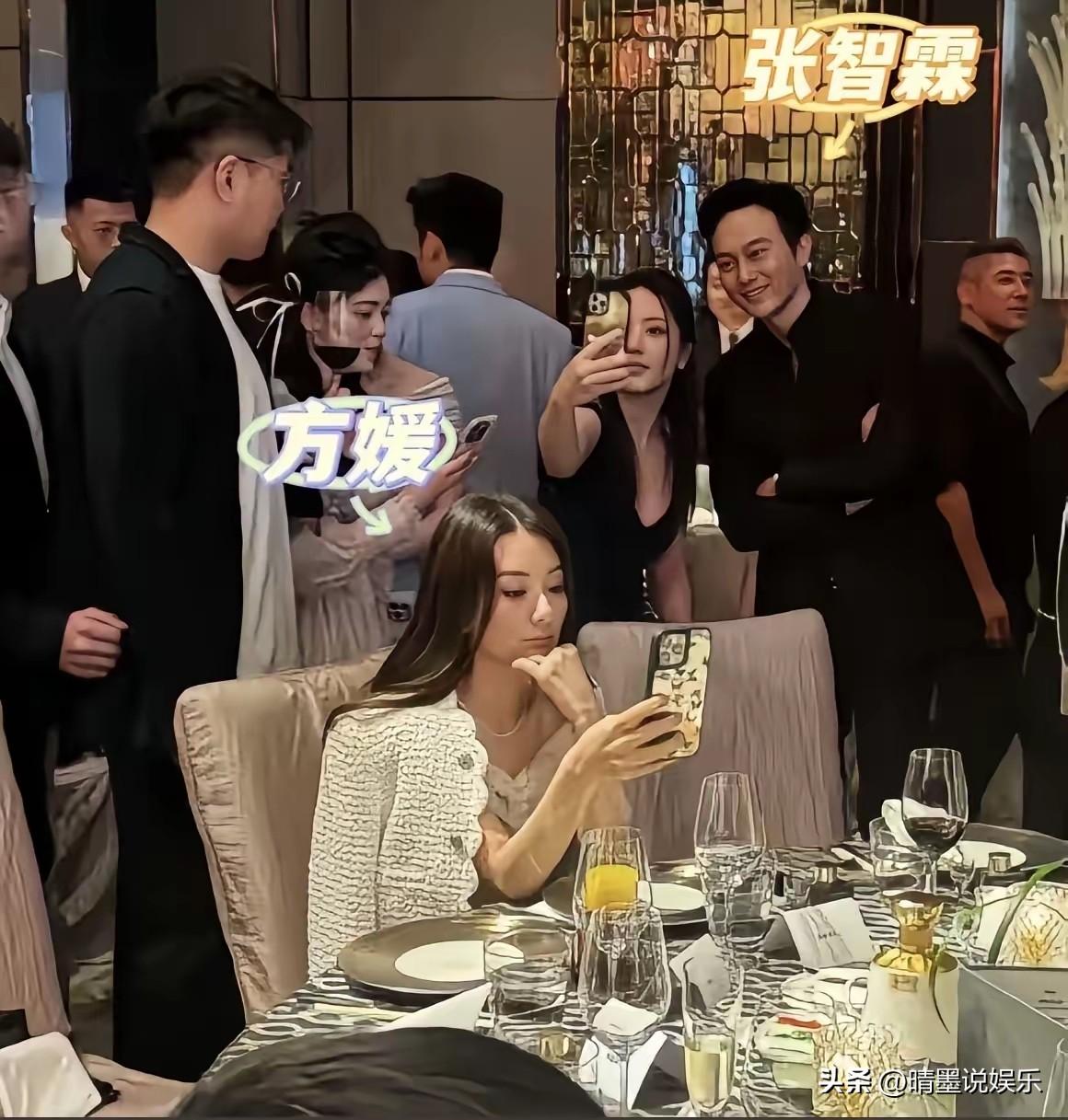 天王嫂方媛在香港名人圈的盛大聚会上整整刷了3小时手机，看起来和周围热络感情的人格