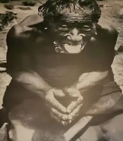 1959年，清点逃亡贵族索康·旺青格勒的家产，一个被割了舌头的老农奴给队伍带路，