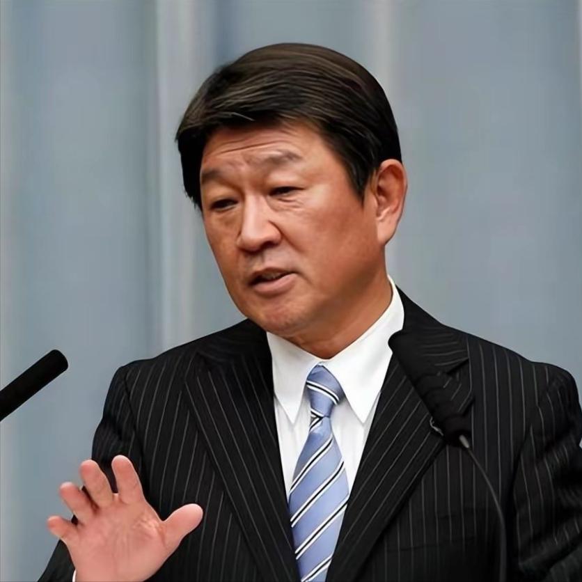 火速救火！高市灰头土脸回国，日外相24小时连抛两大声明。

高市早苗访美赔尽笑脸