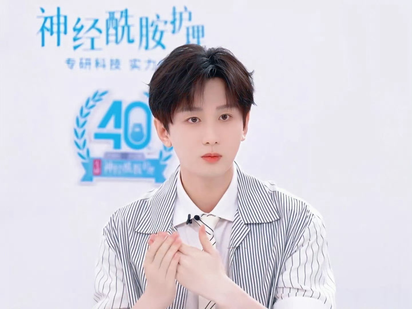 成毅心怀温柔亦满怀坚定，将一腔赤诚寄于荧幕，时光定会见证，所有付出慢慢开出温柔繁