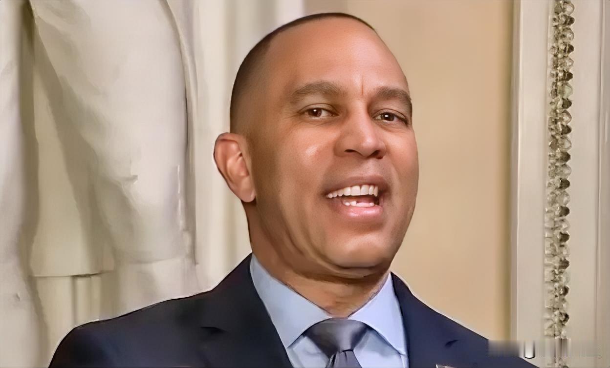 众议院民主党领袖杰弗里斯批评白宫卡罗琳·莱维特:“那个白宫新闻秘书，撒谎成性，只