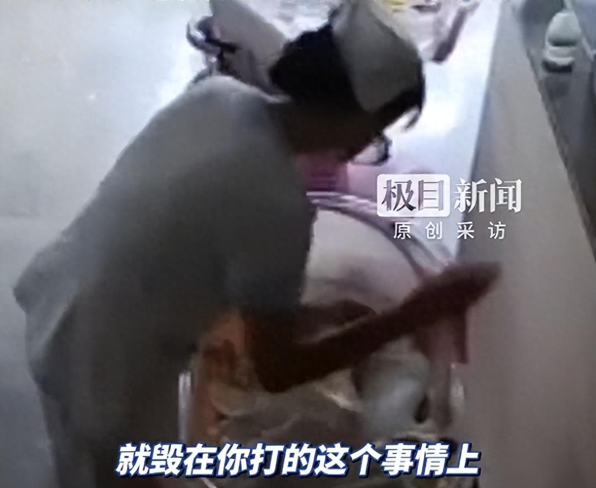 陕西咸阳，出生仅19天的新生儿小童在月子中心发烧就医，然而，医生发现其后背大片淤
