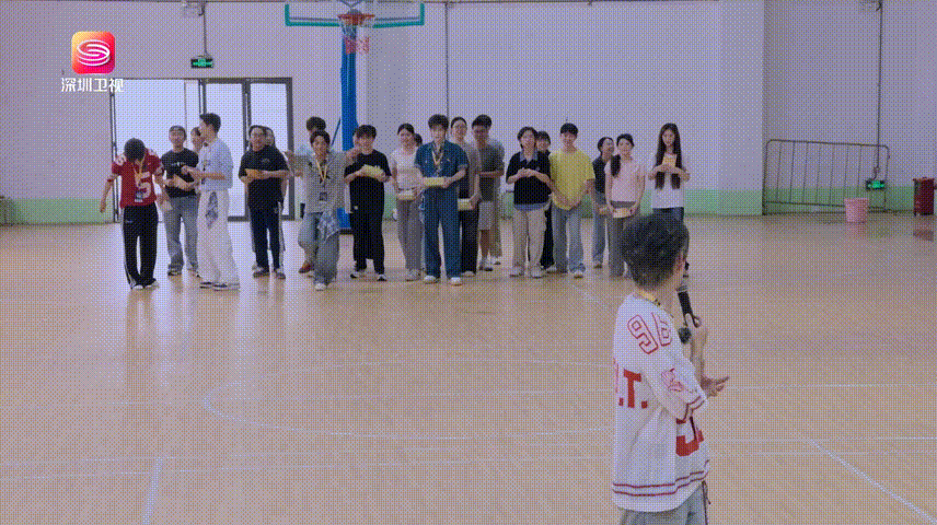 张颜齐即兴rap反应太快了张颜齐的即兴rap带动全场跟着律动，把操场派对氛围推向