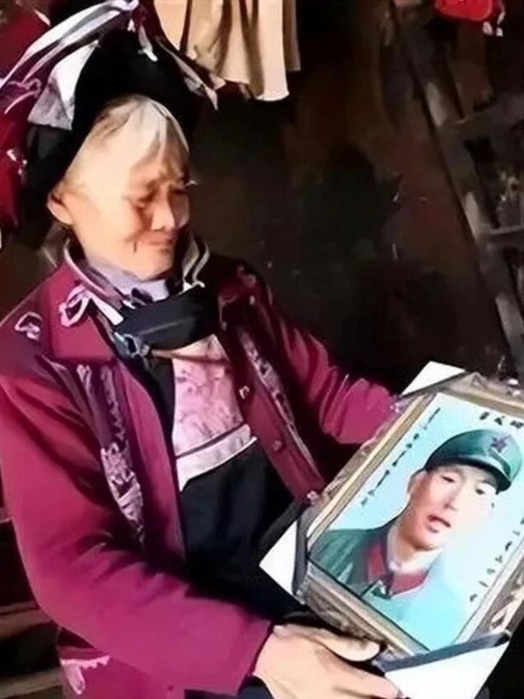 丈夫壮烈牺牲，她拒绝改嫁，28年后，她借2000元作路费，带儿子来扫墓，她瘫坐在