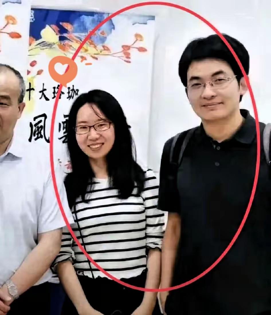 她身子往那边挪了点，像在跟镜头说“别乱想”。可胳膊还贴着，笑也开着。挪是做给外人