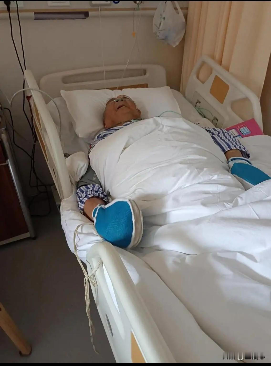 舅爷躺在医院床上已无法言语，示意表叔拿来纸笔，颤颤巍巍的写下了几个字：我想安乐死