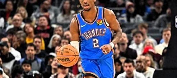 现在回看亚历山大在俄城的家被盗这事，越想越觉得不简单。
他这边刚说完离不开俄城，