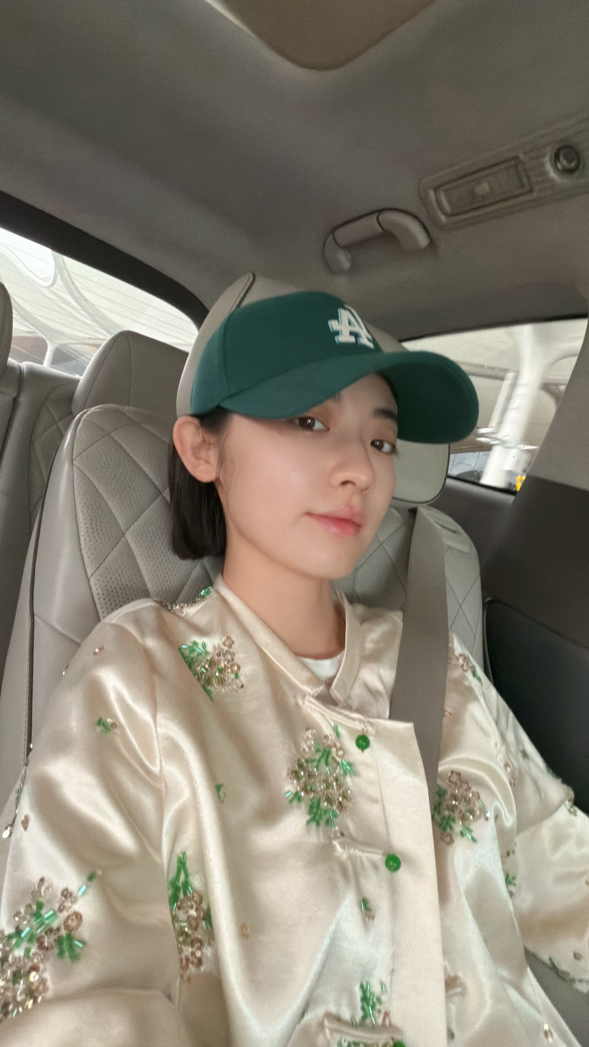 腾势D9真的很酥服！人怎么能这么会享福，来的路上打开座椅按摩在车上睡了一会儿，现