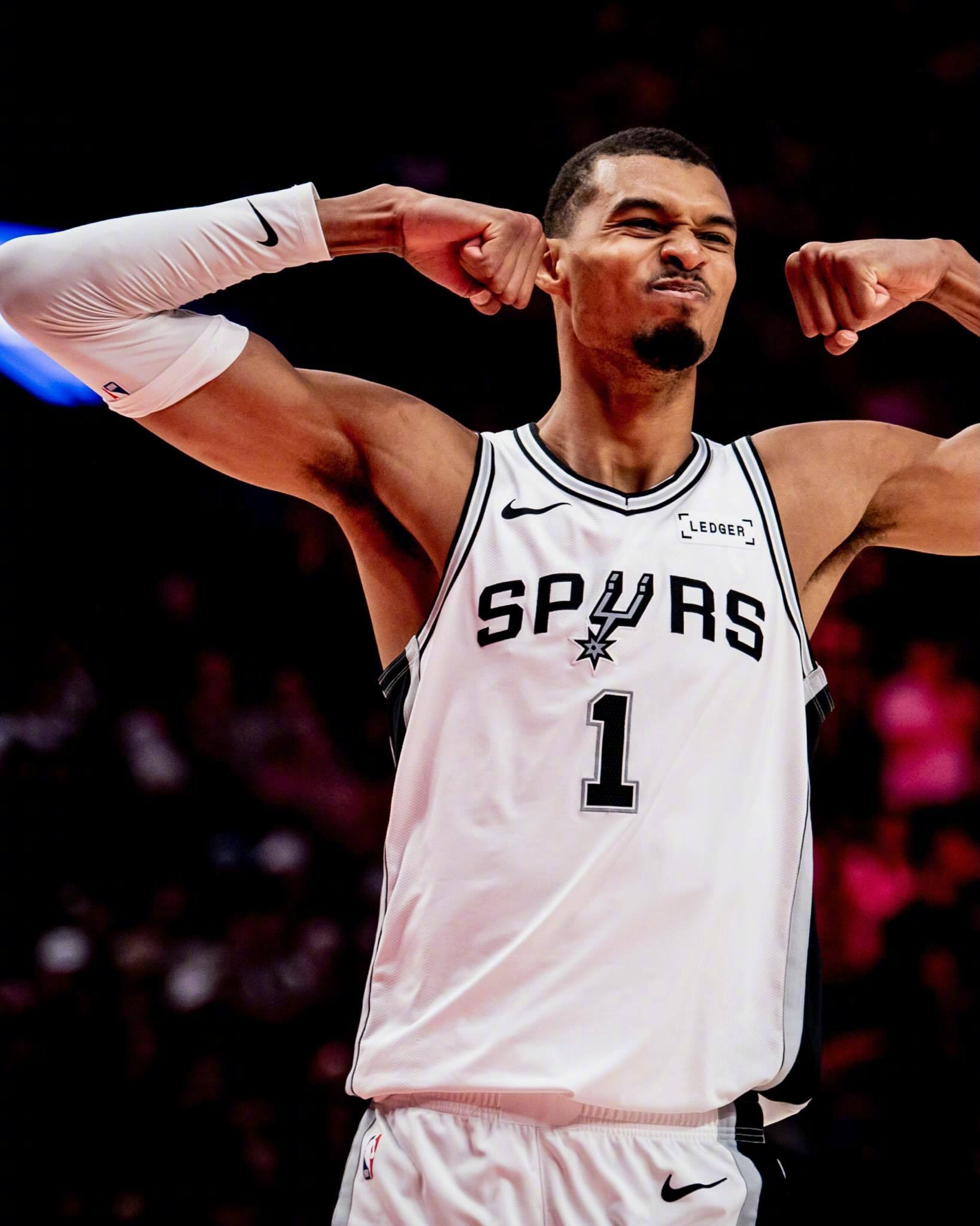 奥尼尔早些时候谈到文班，他说：两年后，他就和约基奇平起平坐，成为联盟最佳大个子。