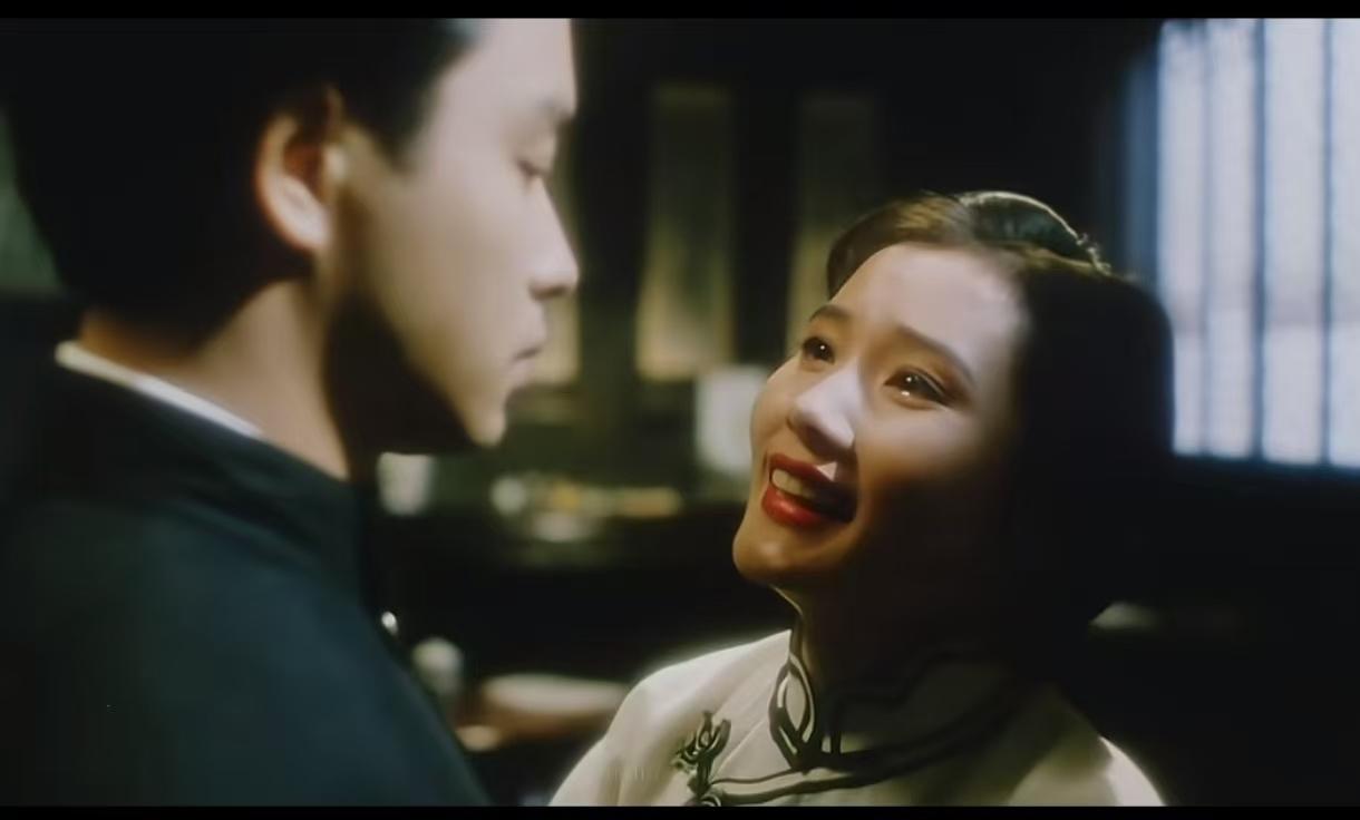 老艺术家们的个性还挺可爱。
何赛飞当年还和张国荣搭过戏，那时候她怀着孕，张国荣说