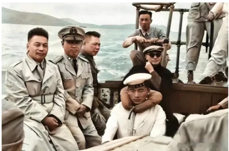 蒋介石和蒋经国居然在1954年偷偷回到过浙江？如图所示，蒋介石头戴鸭舌帽，眼戴墨