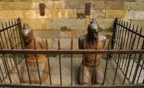 历史课本里总有几个名字，一提就让人皱眉。

有人说他们是时代悲剧的产物，有人骂他