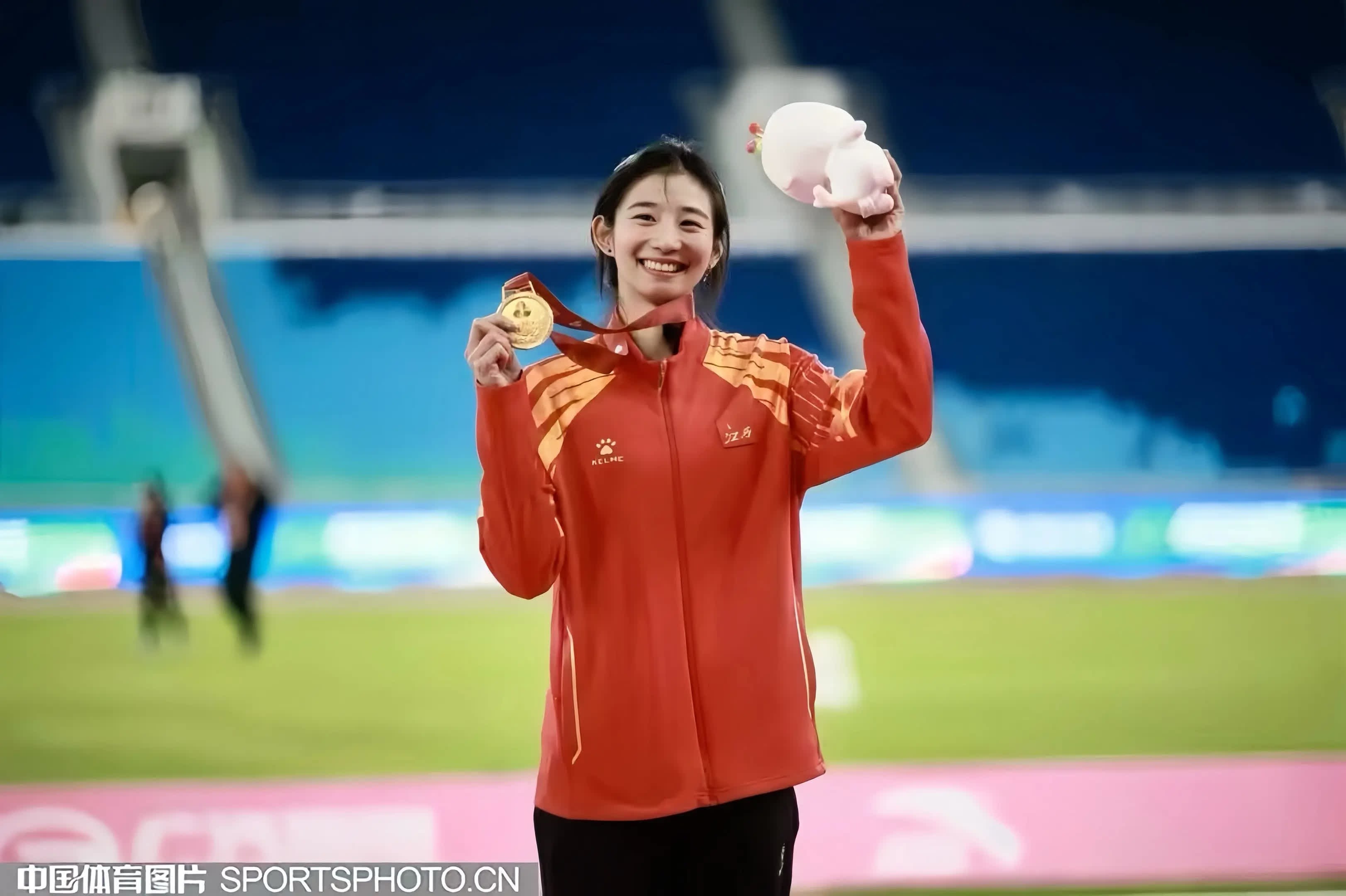 挑战不可能，超越极限。在撑竿跳高的世界里，每一个尝试都是对自我的超越，每一次跳跃