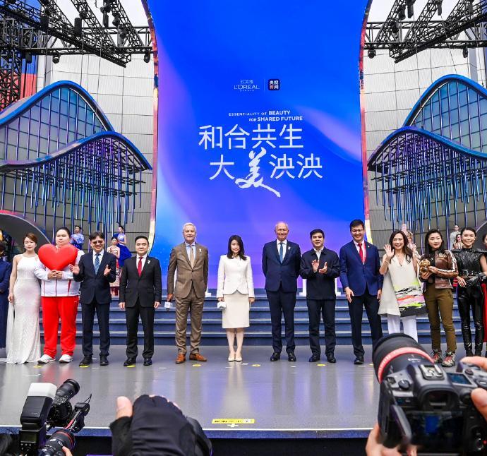 进博会上欧莱雅董事长E人社交局  美作为我们生活中不可或缺的元素，无论时代如何更