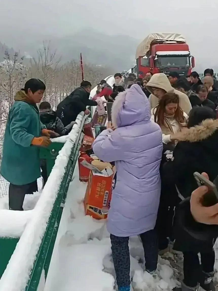 什么是趁火打劫？下大雪高速路上堵了几天，司机们都弹尽粮绝，这时附近的村民纷纷伸出
