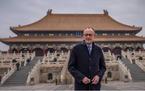 有个德国学者真是不吐不快，直接把桌面上那层薄纱给扯了：如今的美国只要一遇上中国，