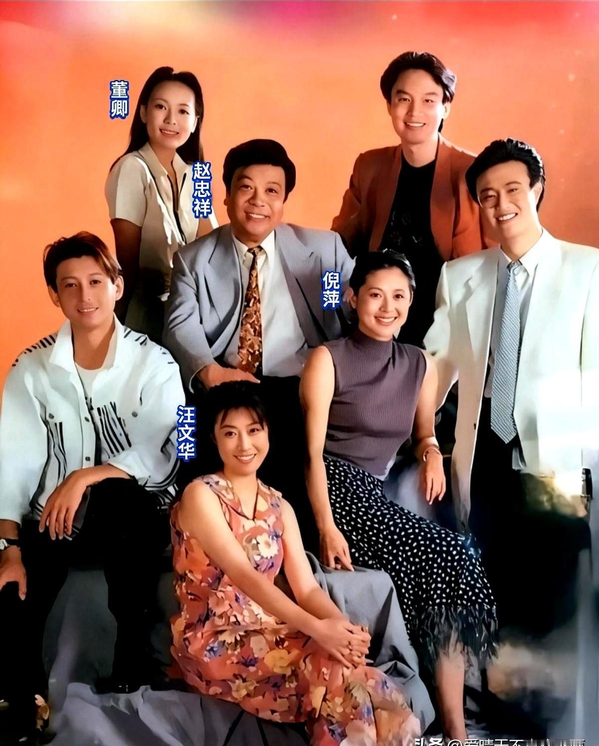 一张央视老合照，直接把人看破防了。

照片里董卿、倪萍、赵忠祥、汪文华一眼能认，