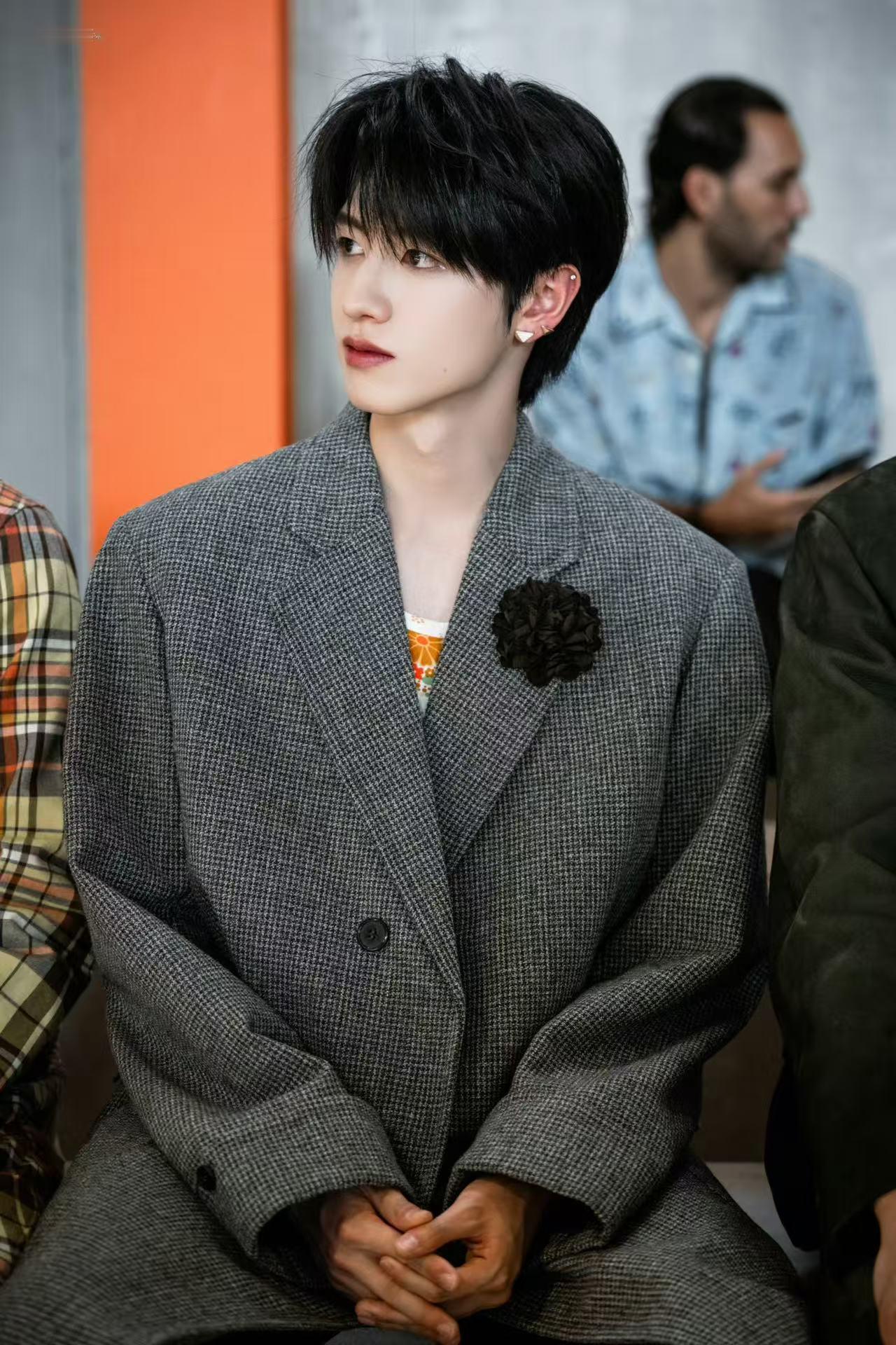 朱志鑫被买股了商务业内眼里的朱志鑫 从米兰时装秀的断层热度到各大顶级杂志的惊艳定