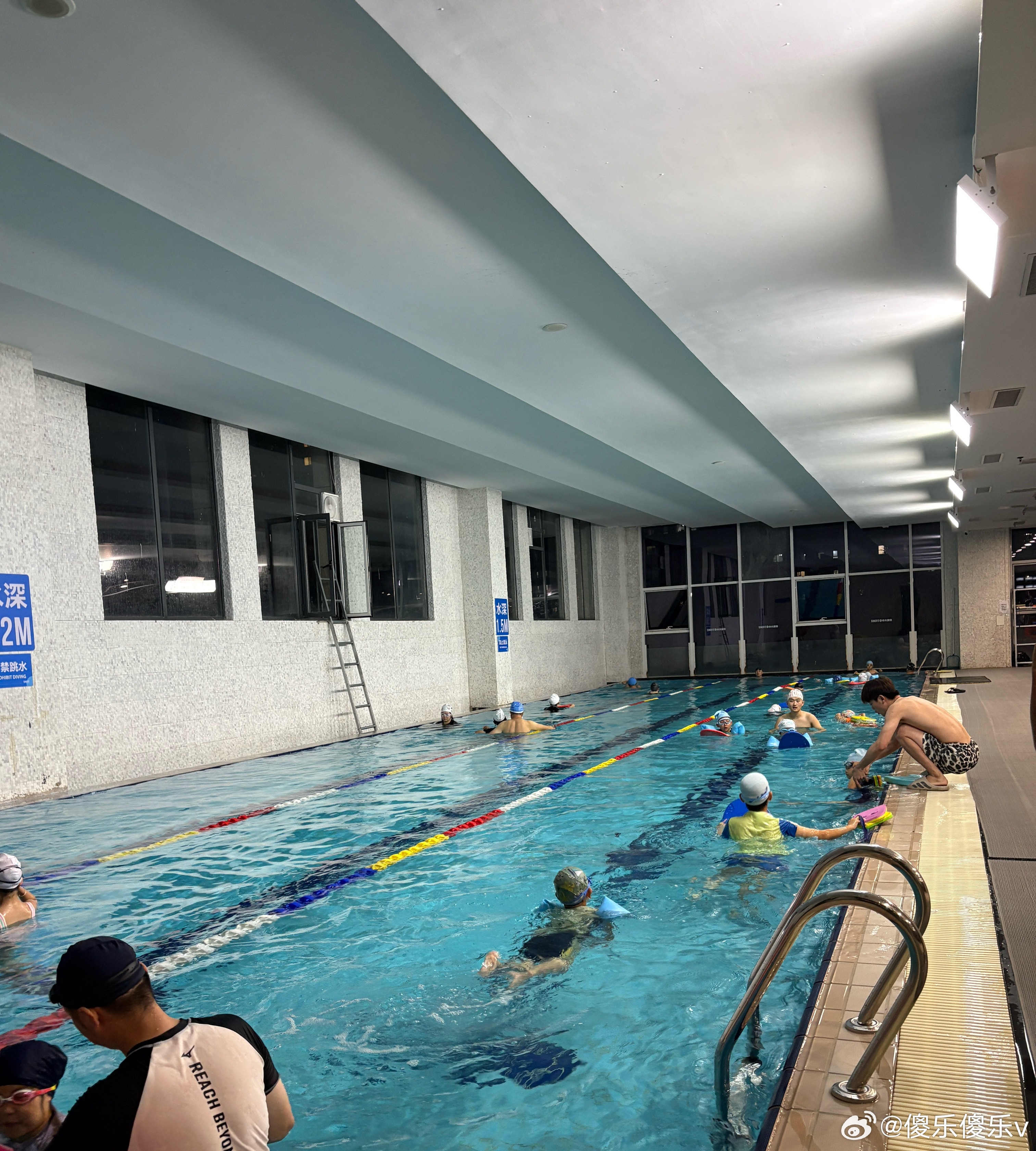 今日战绩喝了两口水摔了一个屁股墩洗完澡发现忘了带毛巾就这么湿哒哒灰溜溜的回家了 
