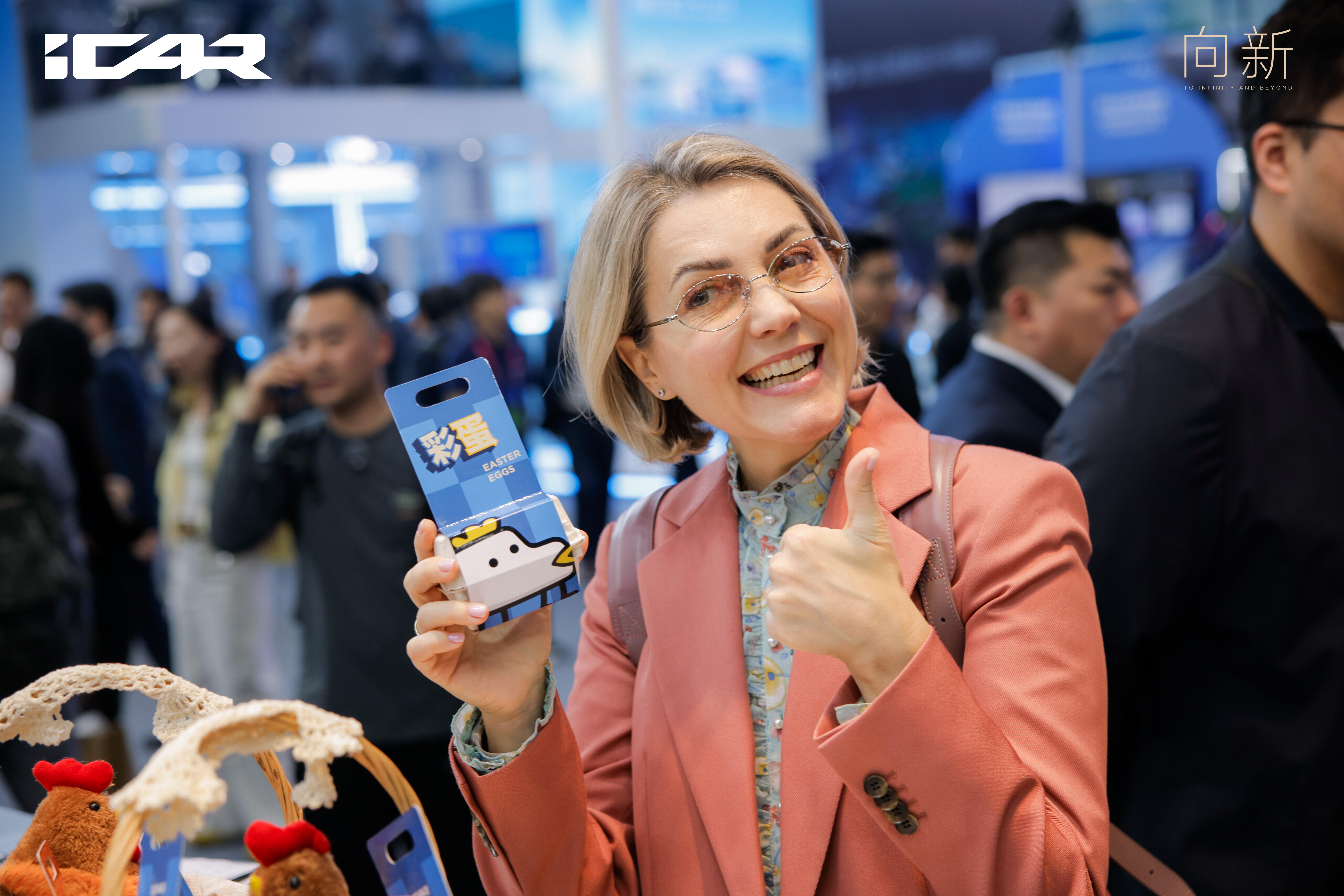 潮流与烟火撞个满怀，北京车展惊现趣味名场面。本该奔赴豪车、打卡新潮车型的00后，