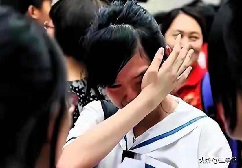 高考数学考场大面积破防！学生痛哭不止，真相根本不是题目太难

每年高考数学结束，