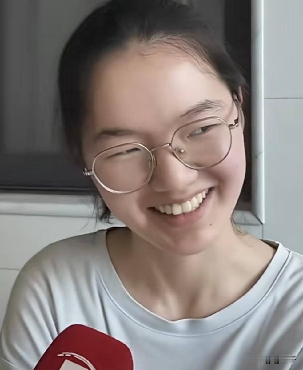 韩雅平，河南平顶山人，高考成绩出来，她考了699分。惊奇的是女孩家穷的叮当响，因