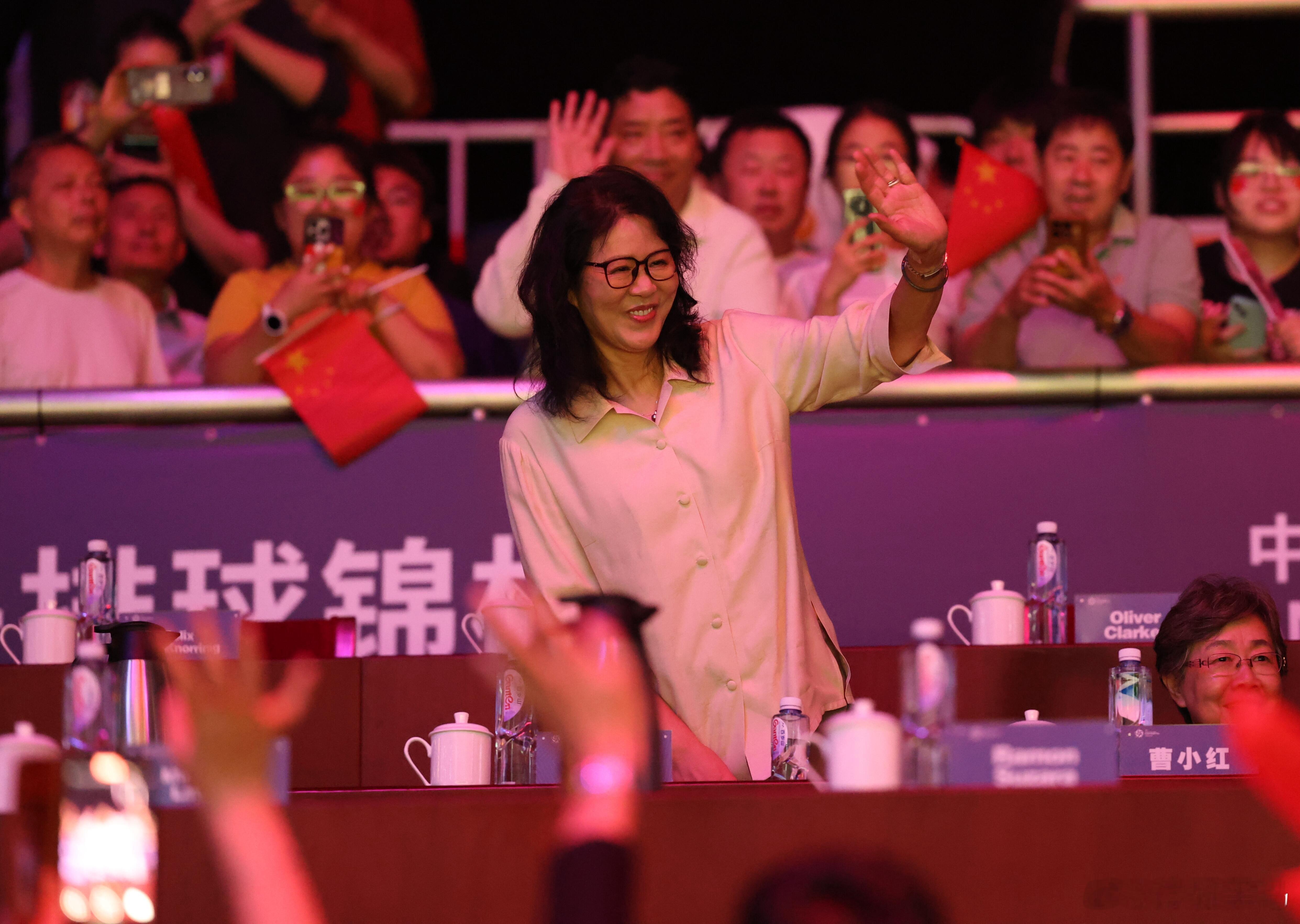郎平助阵中国女排亚锦赛决赛中国女排vs泰国女排中国女排亚锦赛决赛看台传来满满的情