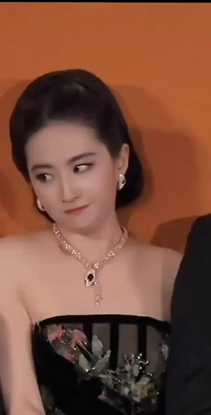 远看俏皮可爱，近看冷艳明亮，像一颗夜明珠