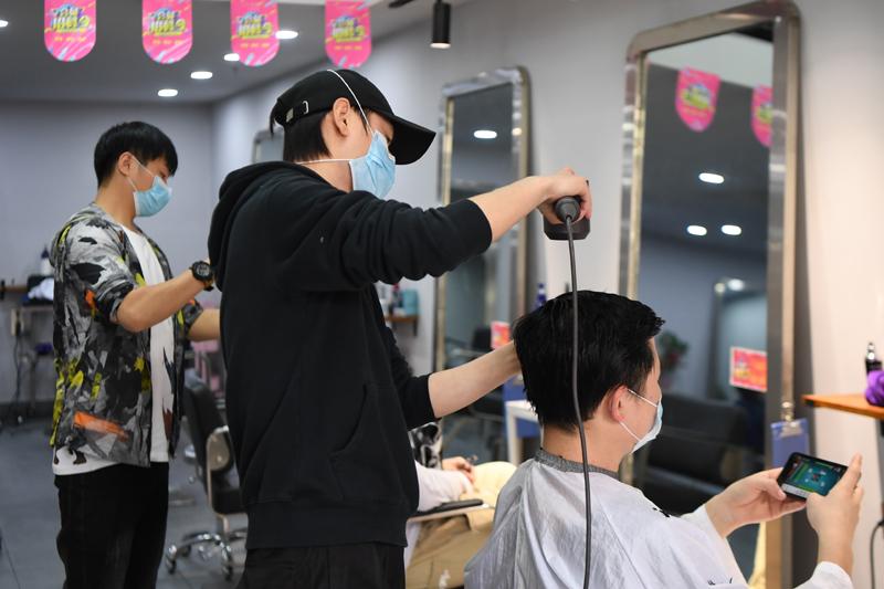 判得漂亮！新疆一男子去理发店剪头发，期间接连两次喊身体难受，没想到话音刚落便突然