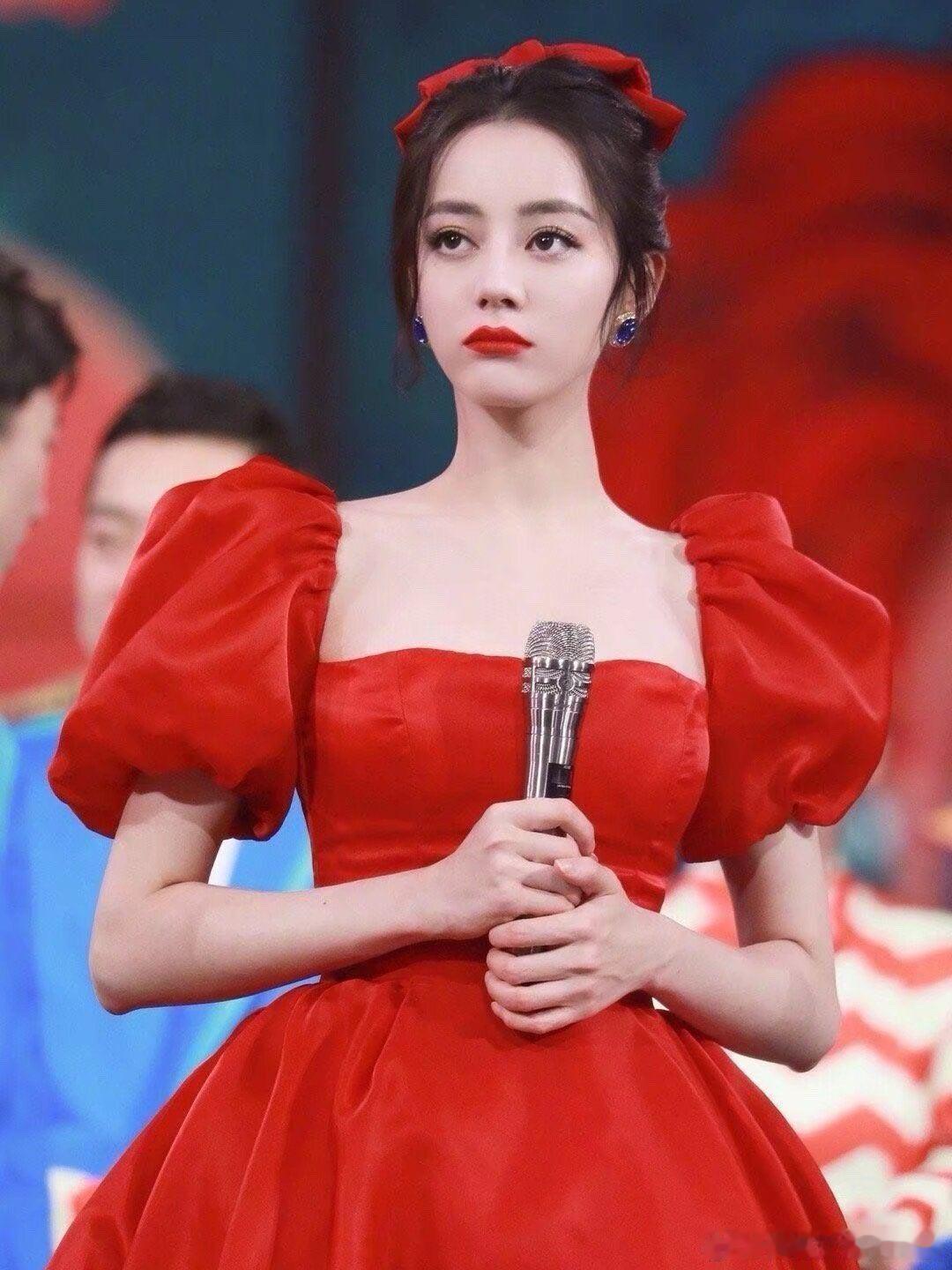 期待迪丽热巴今年春晚造型  每年春晚，迪丽热巴的造型总能带来惊喜，今年自然也让人