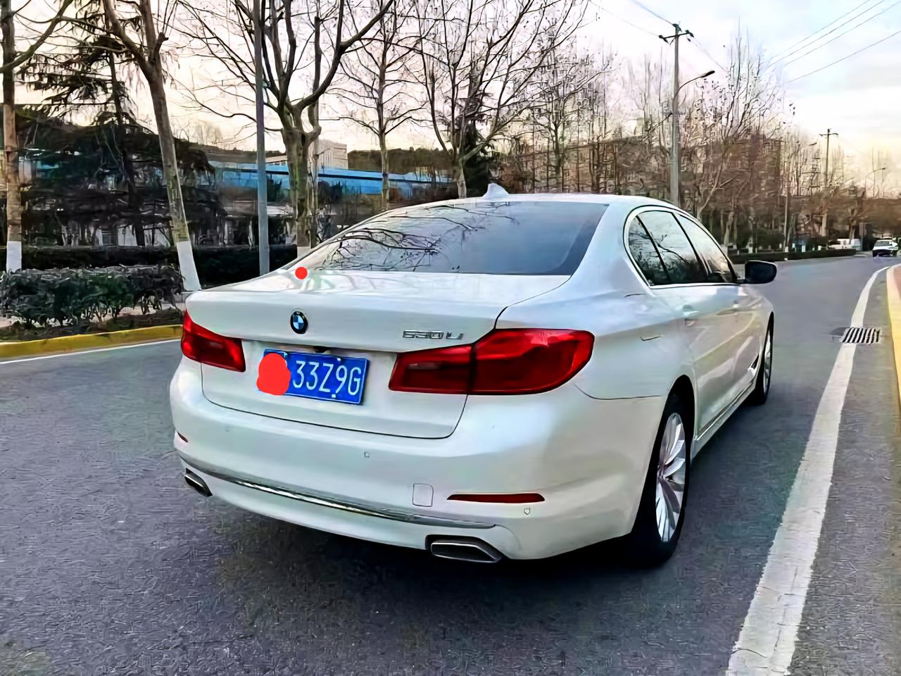 这些年汽车的设计真的是越来越魔幻了。奔驰尾灯里都恨不得给自己贴新徽标。宝马的猪鼻