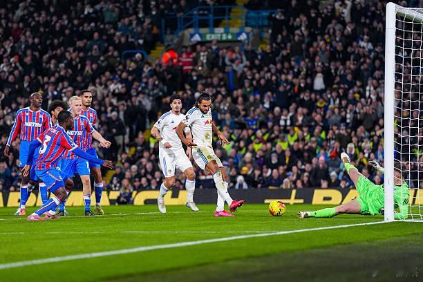 利兹联4比1水晶宫 勒温连续5轮联赛进球，之前4场都是每场1个，这一次是头顶脚踢