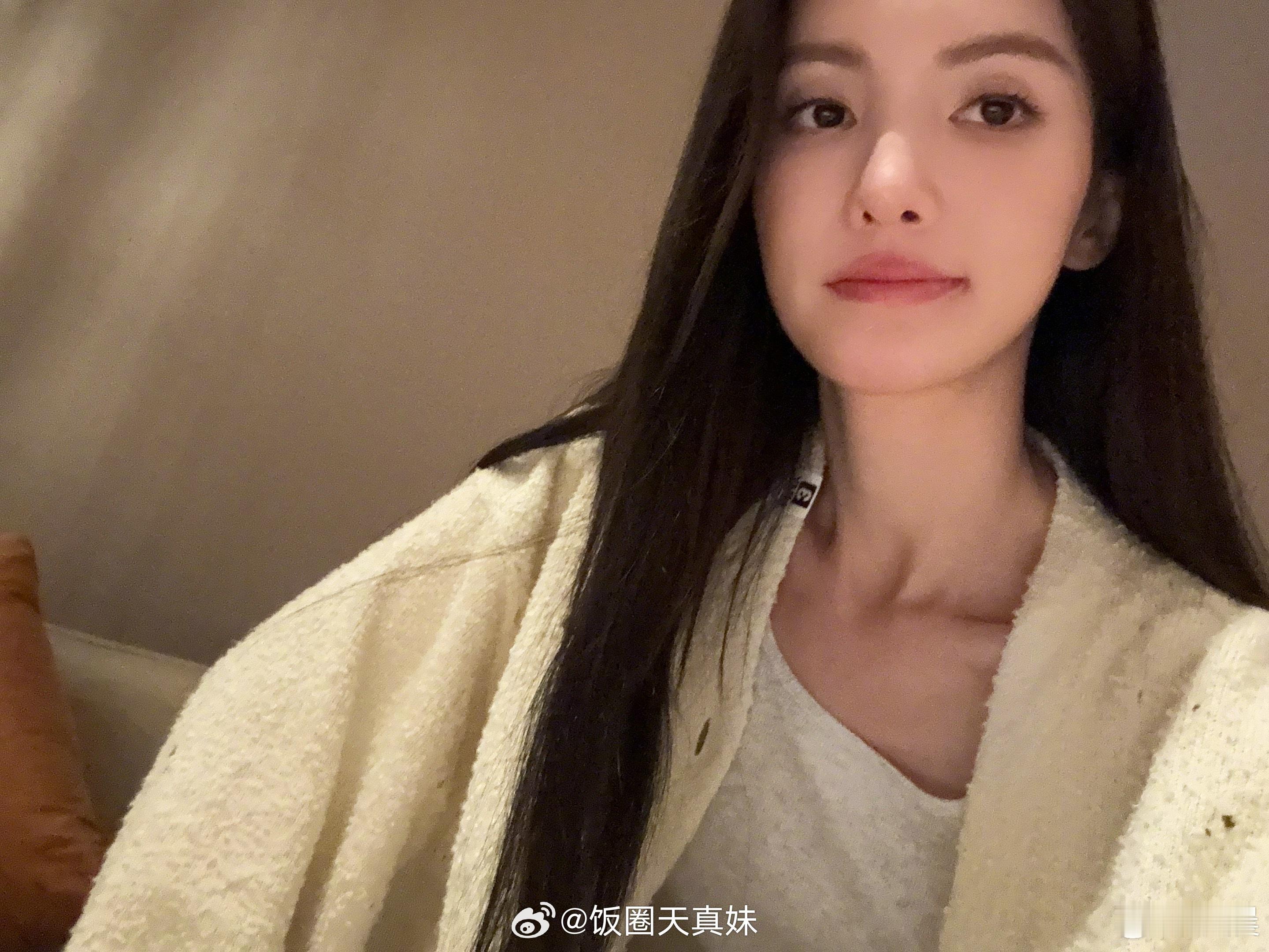 #差点没认出金晨# 金晨发布的新自拍，网友都直呼没认出来这是金晨？其实就是不同角