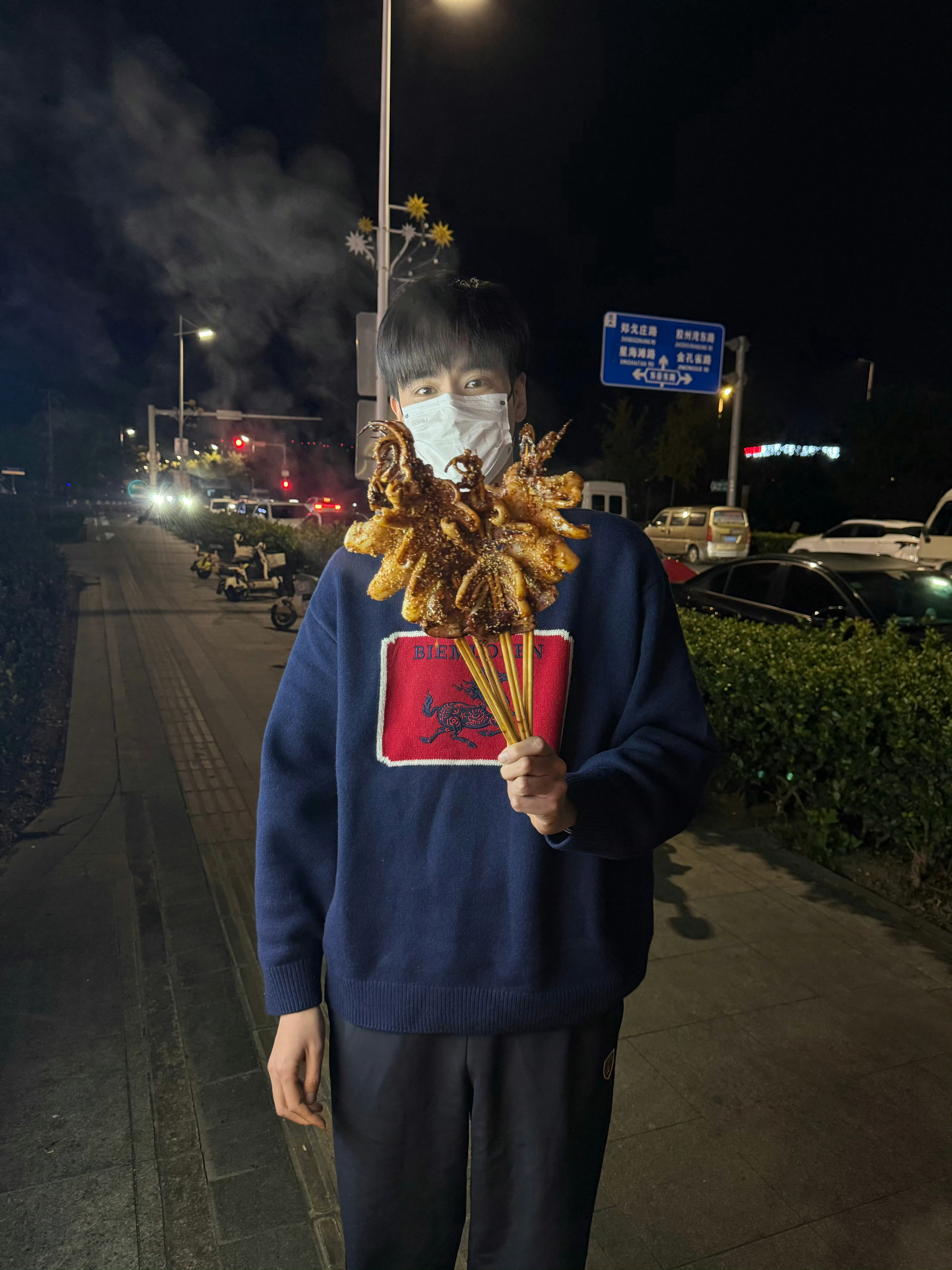 胡一天胡一天出道前烤鱿鱼骗到一群人胡一天忙忙碌碌寻宝藏忙忙碌碌寻宝藏 是这个烤鱿