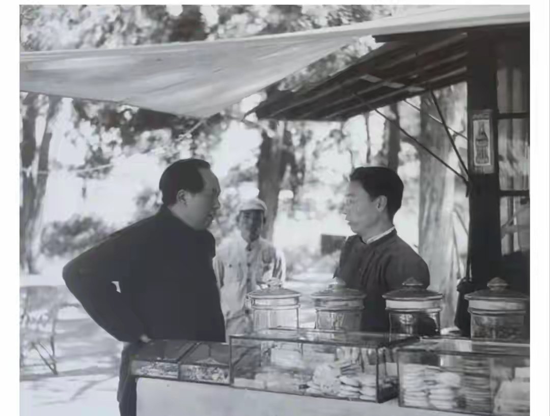 1949年，毛主席在天坛和售货员交谈时留下的珍贵照片。 