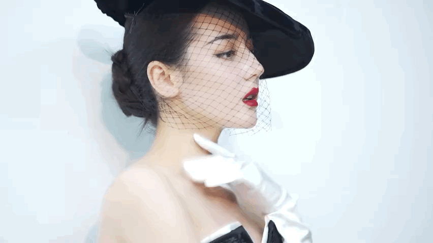 迪丽热巴真的好美啊，浓颜系美女太适合大红唇浓妆了，高贵冷艳优雅集于一身，不愧是红