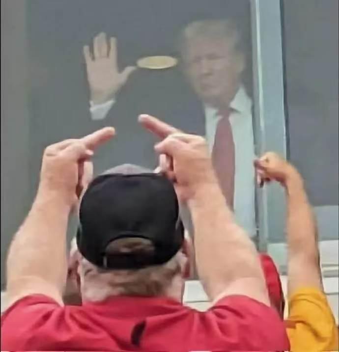 上当了，弄了半天，伊朗和全世界都上了美国人的当了！因为就在听到美军找到失踪飞行员