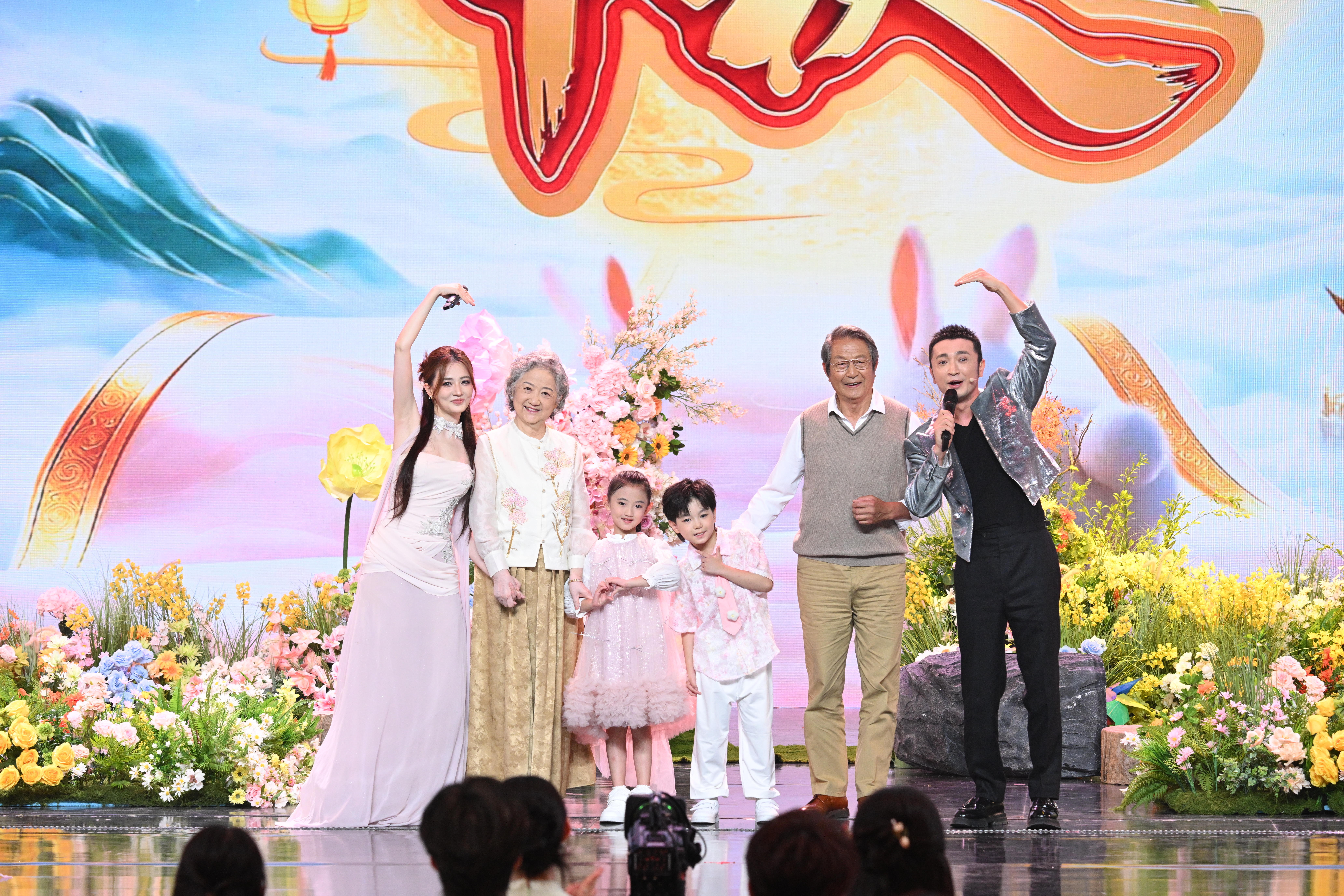 尼格买提徐璐合唱岁月里的花尼格买提徐璐中秋合唱舞台 舞台设计花了心思，花海不是背
