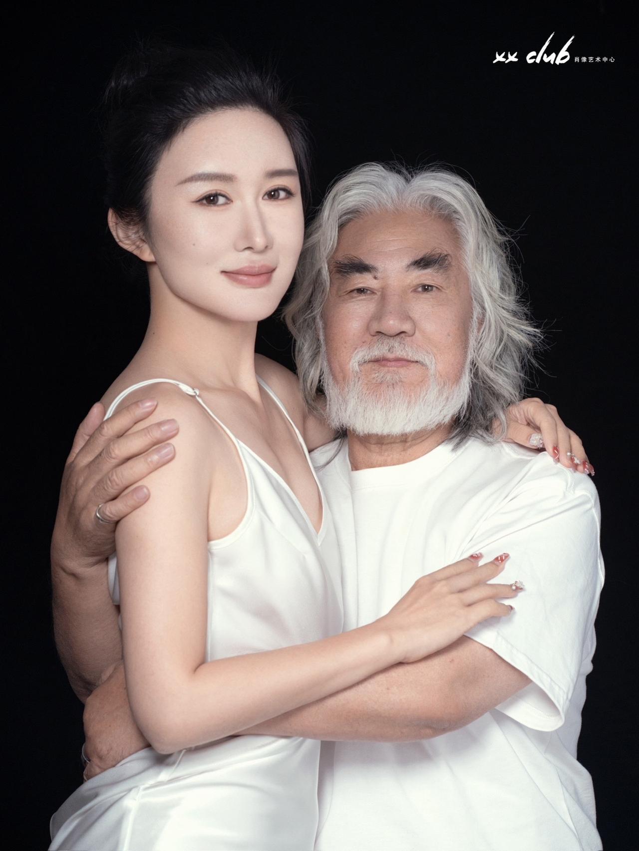 72岁张纪中带小31岁娇妻拍写真大片，高调表白！老夫少妻秀起恩爱，真是“羡煞旁人