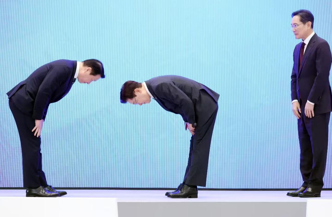 转：：：韩国政商结构性依附的治理困境

韩国总统李在明向三星、SK财阀掌门人李在