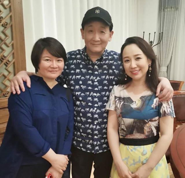 说他们都在《我爱我家》扮演过角色，
可左边这位女士是谁，
她在《我爱我家》里扮演