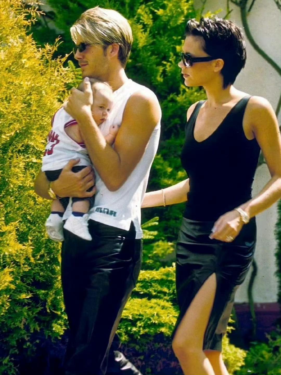 贝克汉姆大儿子拉黑全家谁曾想到，20年后，照片中的这个萌娃长大成人，他会拉黑他的