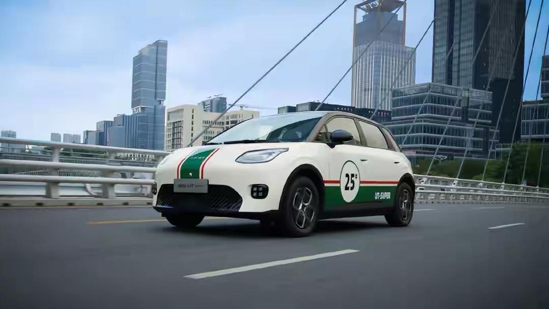 最近关于京东国民好车埃安 UT Super 的争议闹得挺凶，天窗、开票、租电这三