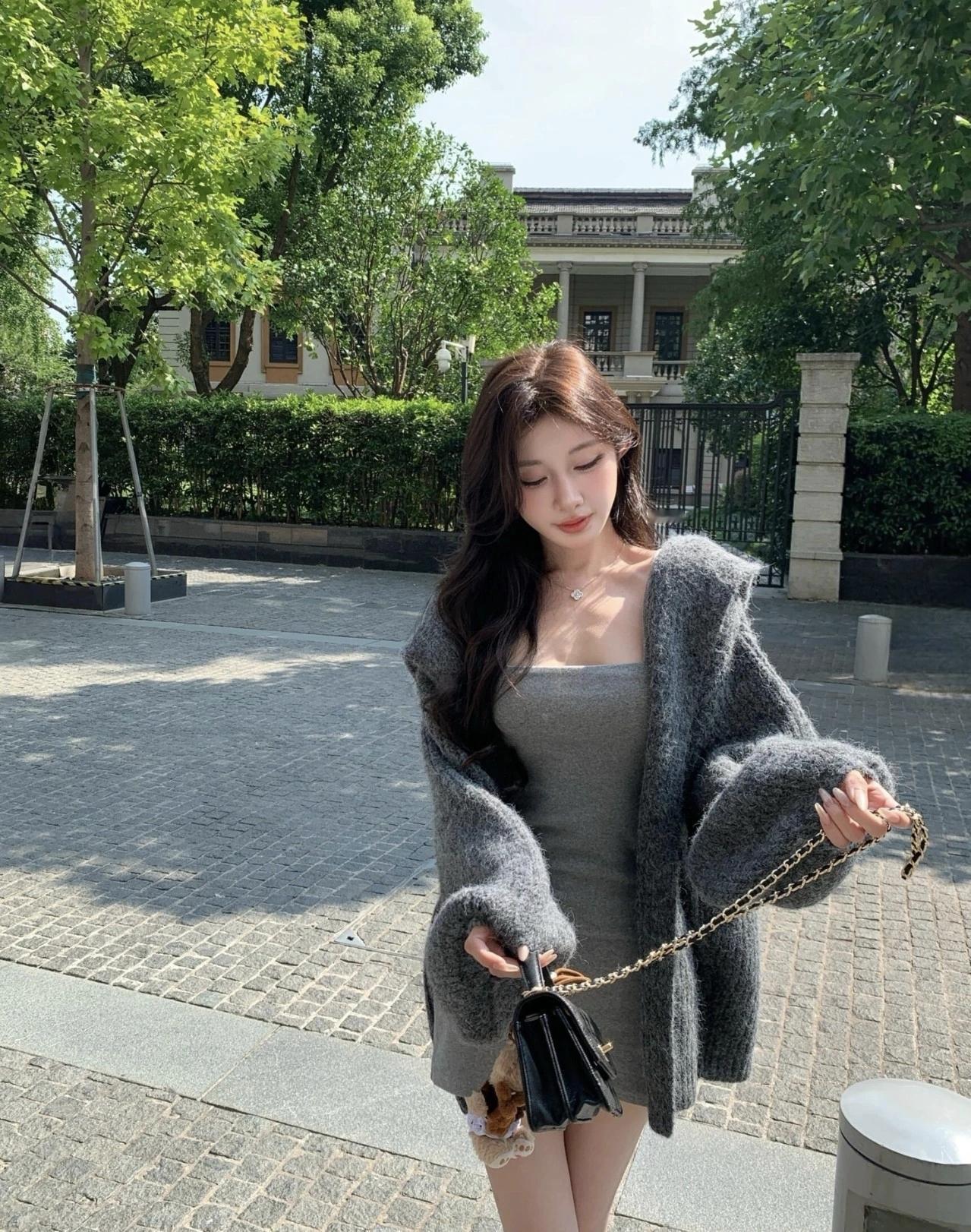 阳光把梧桐的影子揉碎在砖路上，灰调针织裹着松弛的风。拎着小香风的链条晃啊晃，连空