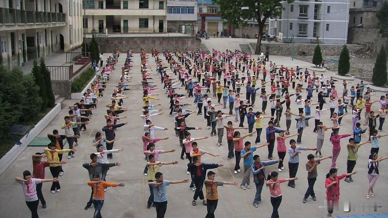 今天没课，终于能踏踏实实在家备课、整家务、健身！

早晨送完孩子，我没急着回家，