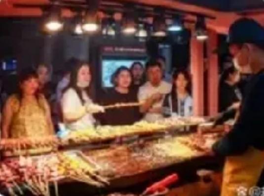 沈阳夜市18名男子吃180串炸串喝光5瓶白酒，结账时老板追出去痛哭。

收款28