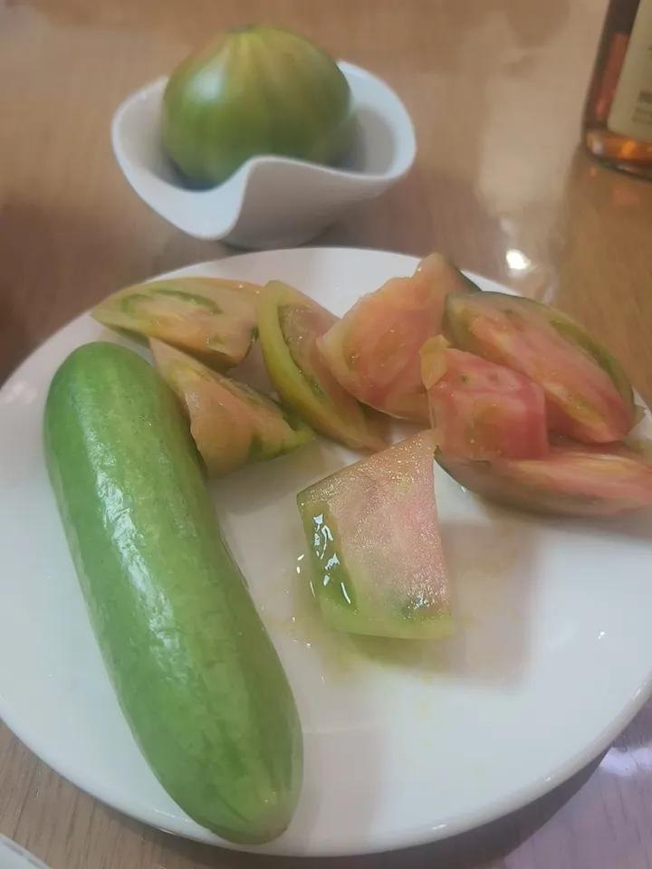 西红柿加黄瓜🥒清淡爽口！初夏的晚餐，别人看来肯能有点寡淡！