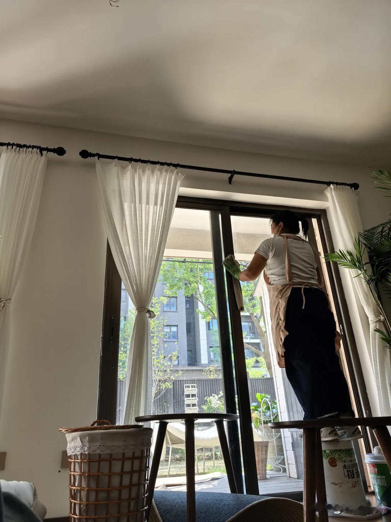 “我生了我们家老三后，我老公嫌我胖。我骂了他一顿，说你也不看看你啥熊样，眼小的像