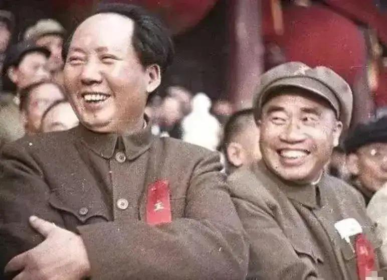 下图是开国大典上毛泽东和朱德开怀大笑的视频截图，然而，极少有人知道的是：当天，在