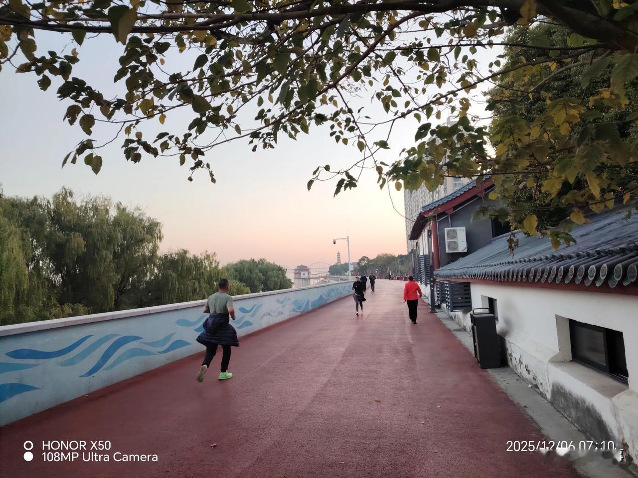 2025年是开心快乐的的一年，更是辛苦忙碌的一年，一年里每天忙忙碌碌，每天心情愉